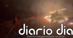Los efectivos de la UME trabajan toda la noche para avanzar en el control del incendio de Niebla (Huelva)