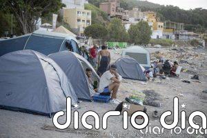 Los inmigrantes vuelven a ocupar la playa de El Trampolín de Ceuta tras ser desalojado para la limpieza