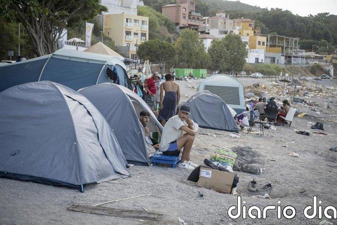 Los inmigrantes vuelven a ocupar la playa de El Trampolín de Ceuta tras ser desalojado para la limpieza