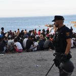 Los migrantes de la playa ceutí de El Trampolín son reubicados en un centro para subsaharianos y otro de magrebíes