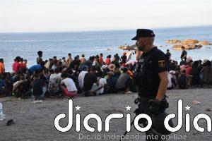 Los migrantes de la playa ceutí de El Trampolín son reubicados en un centro para subsaharianos y otro de magrebíes