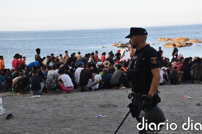 Los migrantes de la playa ceutí de El Trampolín son reubicados en un centro para subsaharianos y otro de magrebíes