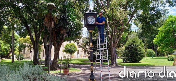 Los Museos de la Atalaya de Jerez recuperan un enigmático reloj victoriano del siglo XIX en sus jardines