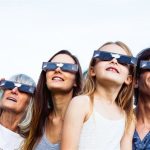 Los ópticos destacan la "elevada protección" que ofrecen las gafas adecuadas para observar un eclipse solar