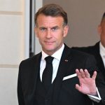 Macron promulga una ley que prohíbe los teléfonos móviles en las aulas de los institutos