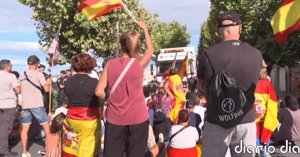 Manifestantes ceutíes tratan de impedir el reparto de comida a los migrantes de la playa del Trampolín