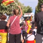 Manifestantes ceutíes tratan de impedir el reparto de comida a los migrantes de la playa del Trampolín