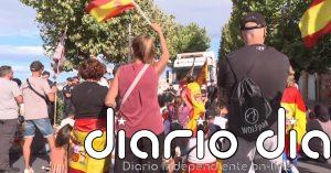 Manifestantes ceutíes tratan de impedir el reparto de comida a los migrantes de la playa del Trampolín