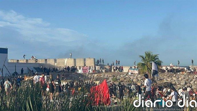 Manifestantes increpan e insultan a periodistas que cubren la crisis migratoria en Ceuta
