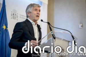 Marlaska comunica a la UE el restablecimiento de controles fronterizos en conexiones aéreas y marítimas con Italia