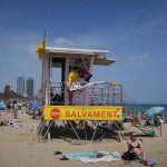Martí (Junts) pide dignificar los módulos del servicio de salvamento de las playas de Barcelona
