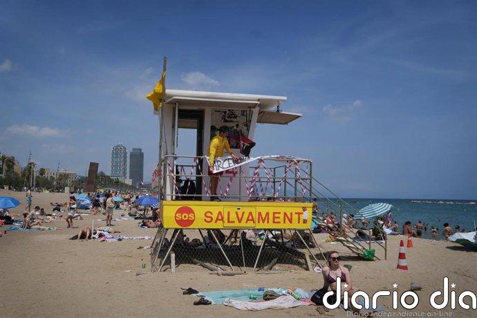 Martí (Junts) pide dignificar los módulos del servicio de salvamento de las playas de Barcelona