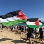Más de 200 personas participan en El Sardinero en el baño solidario por Palestina