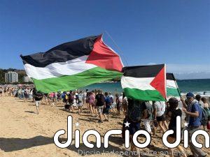 Más de 200 personas participan en El Sardinero en el baño solidario por Palestina