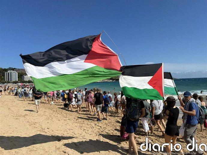 Más de 200 personas participan en El Sardinero en el baño solidario por Palestina