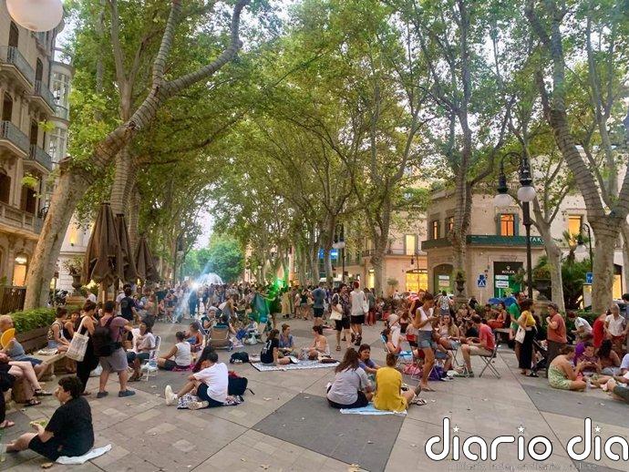 Más de un centenar de personas llenan un Born sin terrazas en el último 'sopar a la fresca' de este verano
