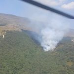 Más de una veintena de medios aéreos y terrestres trabaja para extinguir un incendio en Quisicedo (Burgos)