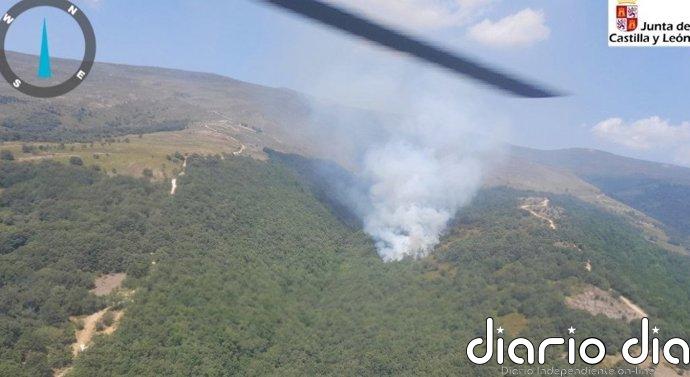 Más de una veintena de medios aéreos y terrestres trabaja para extinguir un incendio en Quisicedo (Burgos)