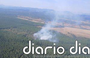 Más de una veintena de medios trabajan para sofocar un incendio en La Ercina (León)