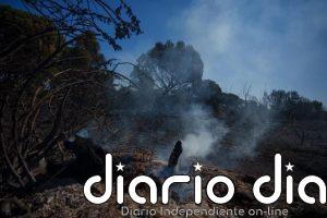 Medios aéreos se suman a las labores de extinción del incendio de Lucena (Huelva) al reactivarse pequeños focos