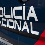Medios sanitarios atienden a una mujer tras sufrir un robo con violencia en una joyería de Cuenca