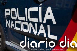 Medios sanitarios atienden a una mujer tras sufrir un robo con violencia en una joyería de Cuenca