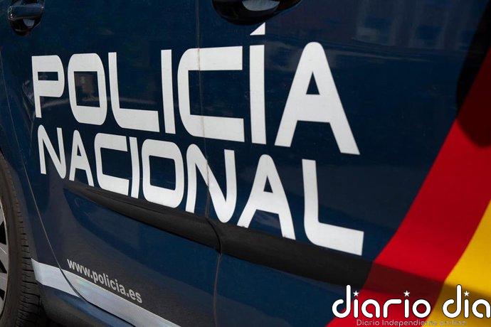 Medios sanitarios atienden a una mujer tras sufrir un robo con violencia en una joyería de Cuenca