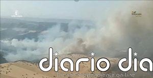 Medios terrestres y aéreos trabajan para sofocar un incendio forestal en Puebla de Don Rodrigo