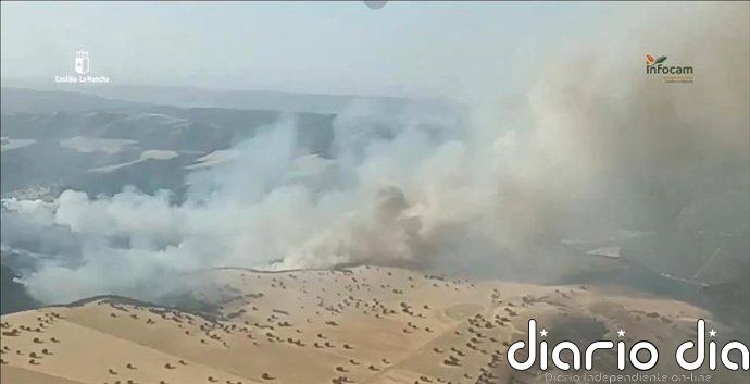 Medios terrestres y aéreos trabajan para sofocar un incendio forestal en Puebla de Don Rodrigo