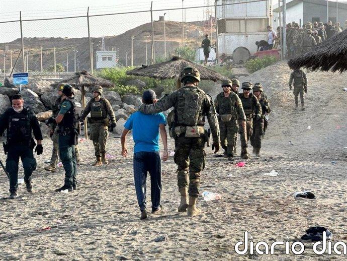 Migrantes que cruzaron a Ceuta regresan a Marruecos ante el cierre de comercios para reponer fuerzas y volver a cruzar
