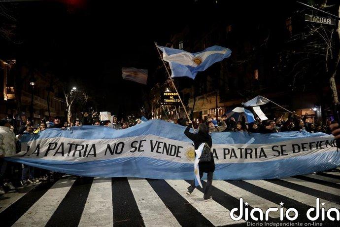 Miles de argentinos protestan en Buenos Aires contra la Ley de Propiedad Privada bajo el lema 'La patria no se vende'