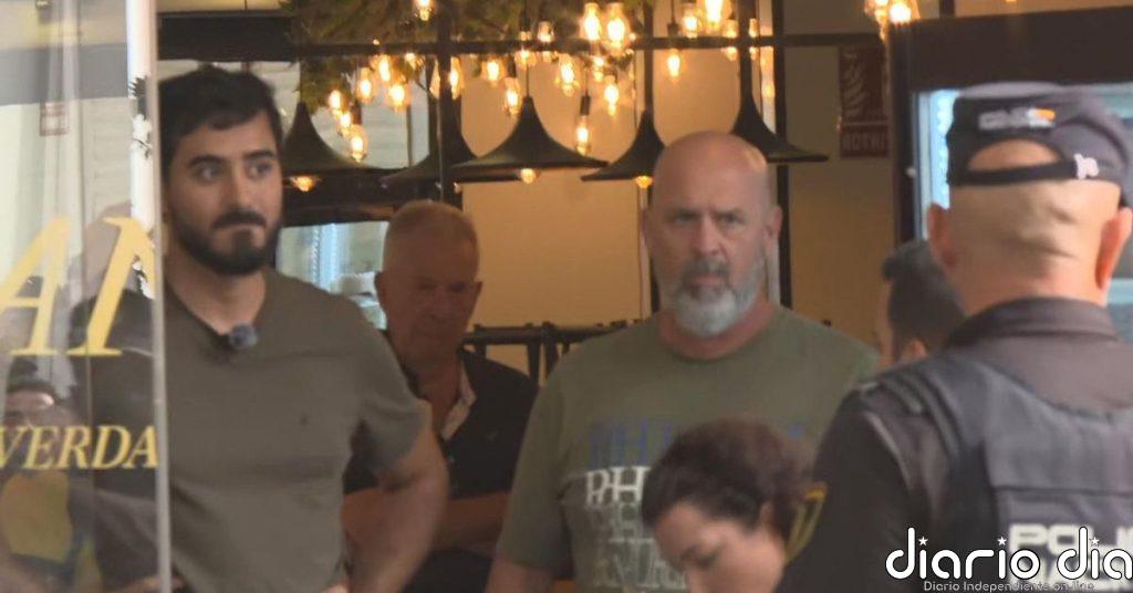 Miles de ceutíes expulsan al grito de “¡Fuera de Ceuta!” a Alvise Pérez y otros grupúsculos ultraderechistas