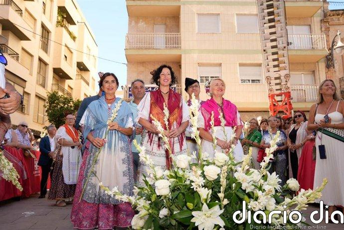 Miles de fieles almerienses rinden homenaje a la Virgen del Mar en su tradicional Ofrenda Floral