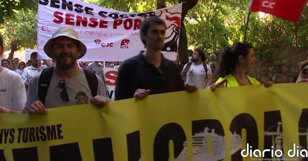 Miles de personas se manifiestan en Sóller contra la masificación turística en la zona