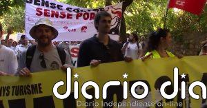 Miles de personas se manifiestan en Sóller contra la masificación turística en la zona