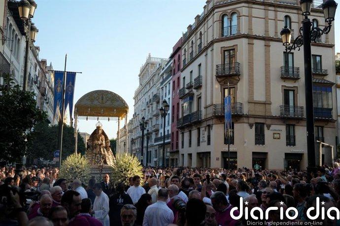 Miles de sevillanos acompañan a la Virgen de los Reyes en una procesión de una hora y media marcada por el calor