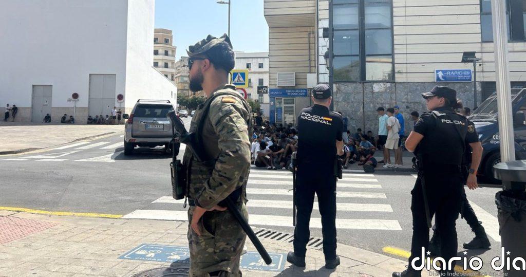Militares apoyan a la Policía en la contención de cientos de menores migrantes frente a la Comisaría de Ceuta