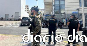 Militares apoyan a la Policía en la contención de cientos de menores migrantes frente a la Comisaría de Ceuta