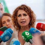 Montero critica la "falta de responsabilidad" y el "permanente echar balones fuera" de la Junta sobre la vivienda