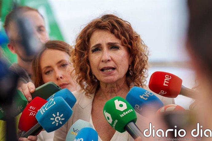 Montero critica la "falta de responsabilidad" y el "permanente echar balones fuera" de la Junta sobre la vivienda