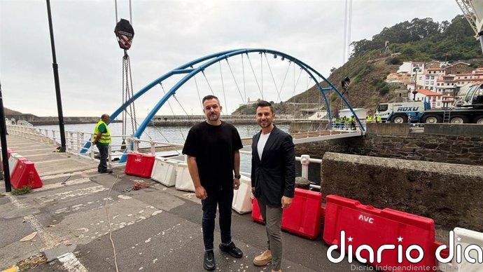 Movilidad instala la pasarela peatonal del puerto de Cudillero