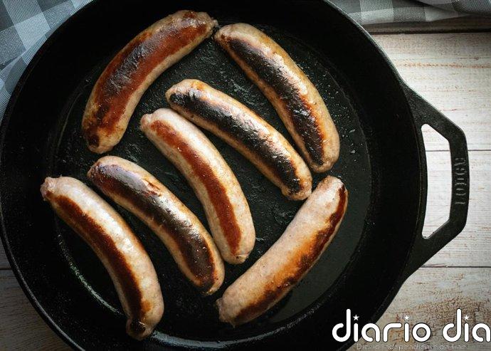Ni en la airfryer ni en la sartén: cómo conseguir salchichas crujientes sin que se resequen