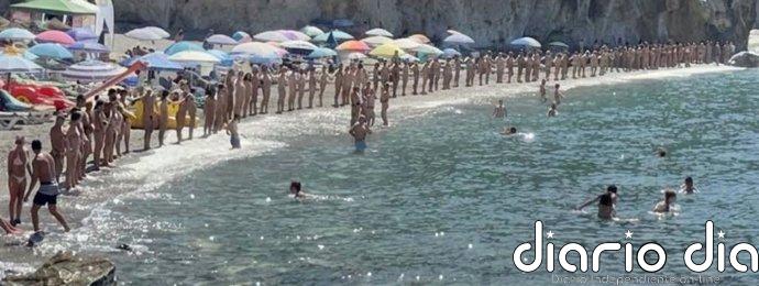 Nudistas reivindican la práctica libre del naturismo en la playa granadina de Cantarriján y una señalización específica