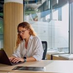 Ojo con tu postura al sentarte, puede influir en tu comportamiento y estado de ánimo