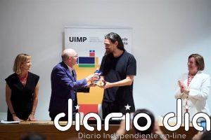Óliver Laxe recibe con "especial ilusión" el XVII galardón a la 'Cinematografía' de la UIMP por su trayectoria