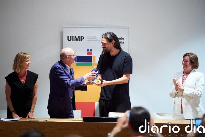 Óliver Laxe recibe con "especial ilusión" el XVII galardón a la 'Cinematografía' de la UIMP por su trayectoria