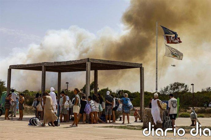 Ordenan evacuar el pueblo de El Saler y los campings por el incendio