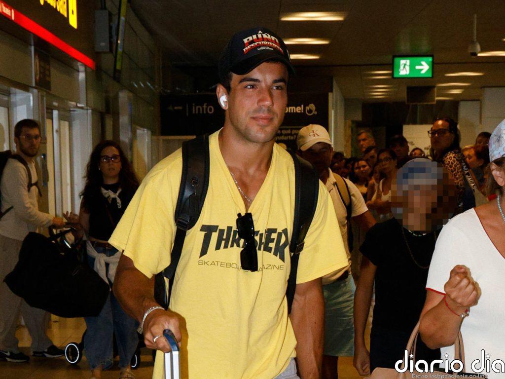Óscar Casas regresa de sus vacaciones familiares y confiesa que se acuerda de Ana Mena: "La quiero muchísimo"