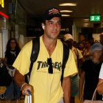 Óscar Casas regresa de sus vacaciones familiares y confiesa que se acuerda de Ana Mena: "La quiero muchísimo"