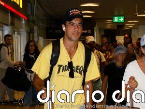 Óscar Casas regresa de sus vacaciones familiares y confiesa que se acuerda de Ana Mena: "La quiero muchísimo"